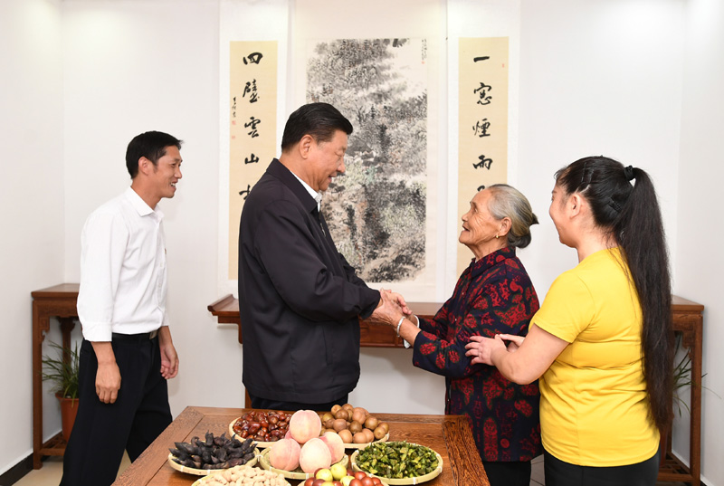 　　9月16日至18日，中共中央總書記、國家主席、中央軍委主席習近平在河南考察。這是16日下午，習近平在信陽市新縣田鋪鄉(xiāng)田鋪大塆“老家寒舍”民宿店，同店主一家親切交談。 新華社記者 謝環(huán)馳 攝