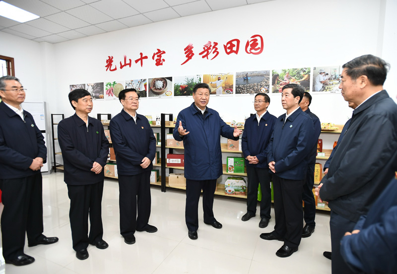 9月16日至18日，中共中央總書記、國家主席、中央軍委主席習近平在河南考察。這是17日上午，習近平在信陽市光山縣文殊鄉(xiāng)東岳村文化接待中心，了解光山縣脫貧工作和中辦在光山縣扶貧工作情況。新華社記者 謝環(huán)馳 攝