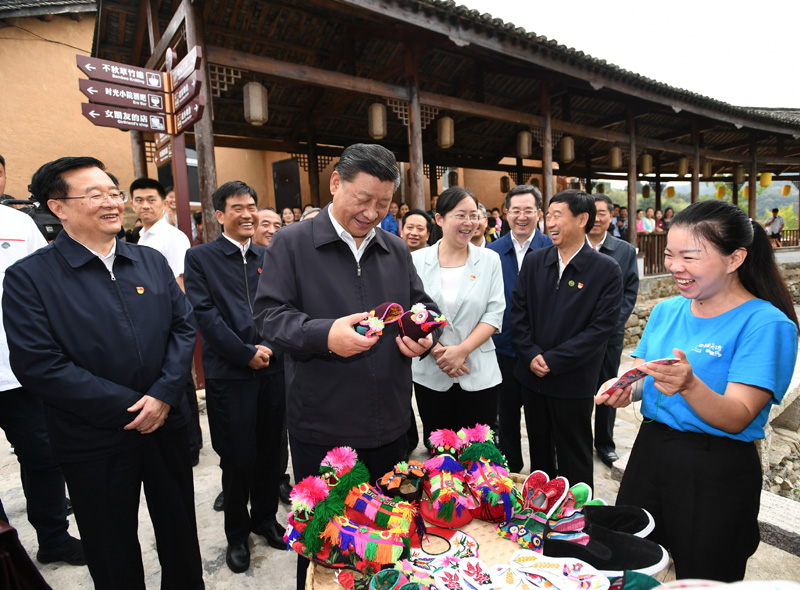 　　9月16日至18日，中共中央總書記、國家主席、中央軍委主席習近平在河南考察。這是16日下午，習近平在信陽市新縣田鋪鄉(xiāng)田鋪大塆考察調研。 新華社記者 謝環(huán)馳 攝