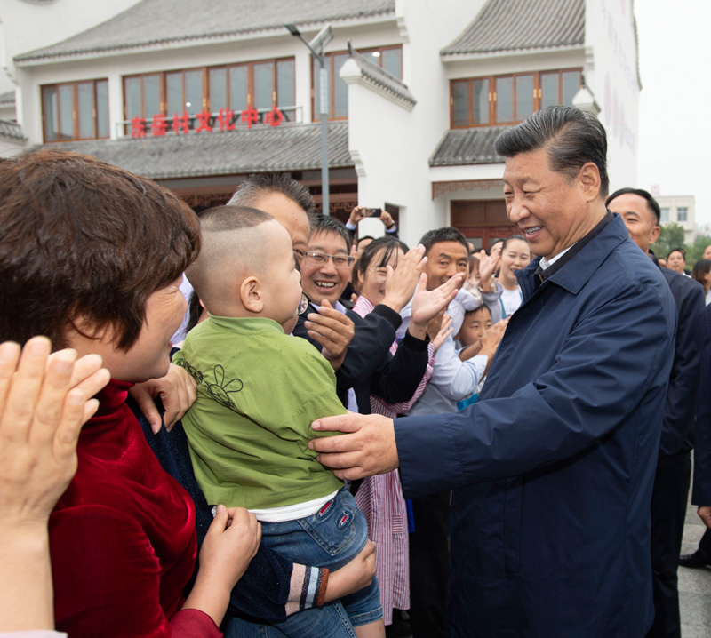 9月16日至18日，中共中央總書記、國家主席、中央軍委主席習近平在河南考察。這是17日上午，習近平在信陽市光山縣文殊鄉(xiāng)東岳村同鄉(xiāng)親們親切交流，祝愿鄉(xiāng)親們生活芝麻開花節(jié)節(jié)高。新華社記者 謝環(huán)馳 攝
