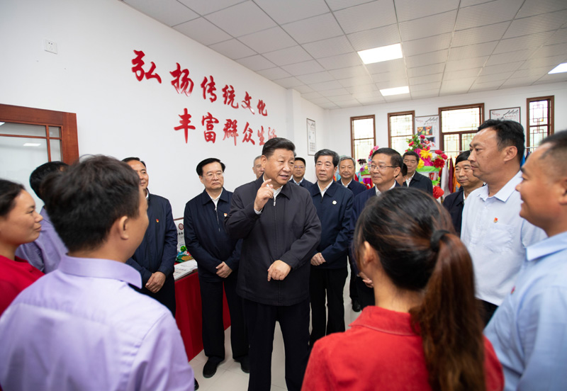 9月16日至18日，中共中央總書記、國家主席、中央軍委主席習近平在河南考察。這是17日上午，習近平在信陽市光山縣文殊鄉(xiāng)東岳村文化接待中心，同當?shù)孛撠氈赂粠ь^人親切交流，勉勵他們帶動更多鄉(xiāng)親們致富。新華社記者 謝環(huán)馳 攝