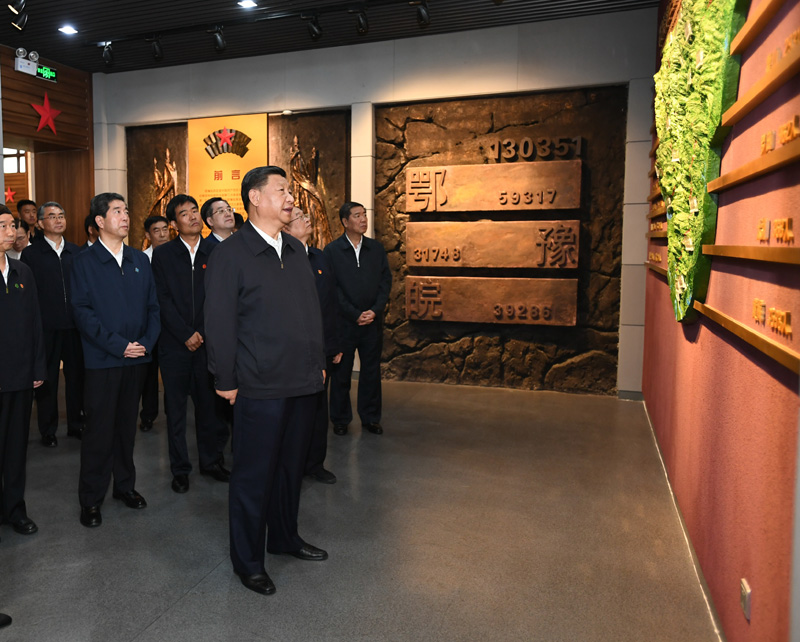 9月16日至18日，中共中央總書記、國家主席、中央軍委主席習近平在河南考察。這是16日下午，習近平來到位于信陽市新縣的鄂豫皖蘇區(qū)首府烈士陵園，瞻仰革命烈士紀念堂。 新華社記者 謝環(huán)馳 攝