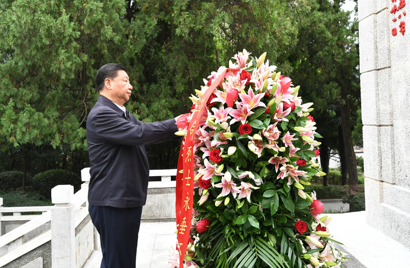 　　9月16日至18日，中共中央總書記、國家主席、中央軍委主席習近平在河南考察。這是16日下午，習近平來到位于信陽市新縣的鄂豫皖蘇區(qū)首府烈士陵園，瞻仰革命烈士紀念碑，向革命先烈敬獻花籃。 新華社記者 謝環(huán)馳 攝