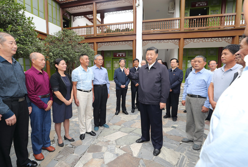 　　9月16日至18日，中共中央總書記、國家主席、中央軍委主席習近平在河南考察。這是16日下午，習近平在位于信陽市新縣的鄂豫皖蘇區(qū)首府革命博物館，同當?shù)丶t軍后代、革命烈士家屬代表親切交談。 新華社記者 鞠鵬 攝