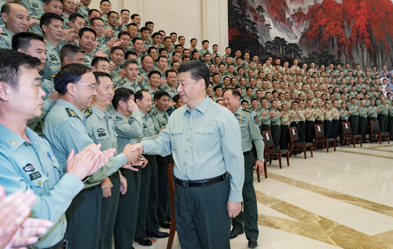 9月16日至18日，中共中央總書記、國家主席、中央軍委主席習近平在河南考察。這是18日上午，習近平在鄭州親切接見駐河南部隊副師職以上領導干部和團級單位主官，代表黨中央和中央軍委向駐河南部隊全體官兵致以誠摯問候。新華社記者 李剛 攝