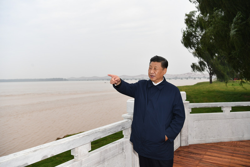 9月16日至18日，中共中央總書記、國家主席、中央軍委主席習近平在河南考察。這是17日下午，習近平在鄭州黃河國家地質公園，眺望黃河鄭州段。新華社記者 謝環(huán)馳 攝