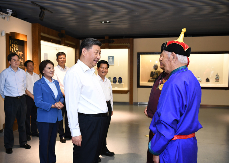 7月15日至16日，中共中央總書記、國家主席、中央軍委主席習(xí)近平在內(nèi)蒙古考察并指導(dǎo)開展“不忘初心、牢記使命”主題教育。這是15日上午，習(xí)近平在赤峰博物館同古典民族史詩《格薩（斯）爾》非物質(zhì)文化遺產(chǎn)傳承人親切交談。