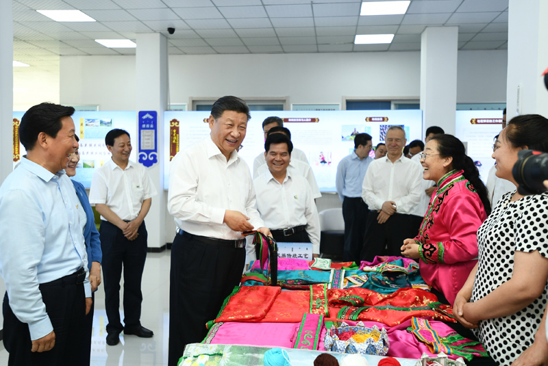 7月15日至16日，中共中央總書記、國家主席、中央軍委主席習(xí)近平在內(nèi)蒙古考察并指導(dǎo)開展“不忘初心、牢記使命”主題教育。這是15日上午，習(xí)近平在赤峰市松山區(qū)興安街道臨潢家園社區(qū)，同社區(qū)居民親切交流。
