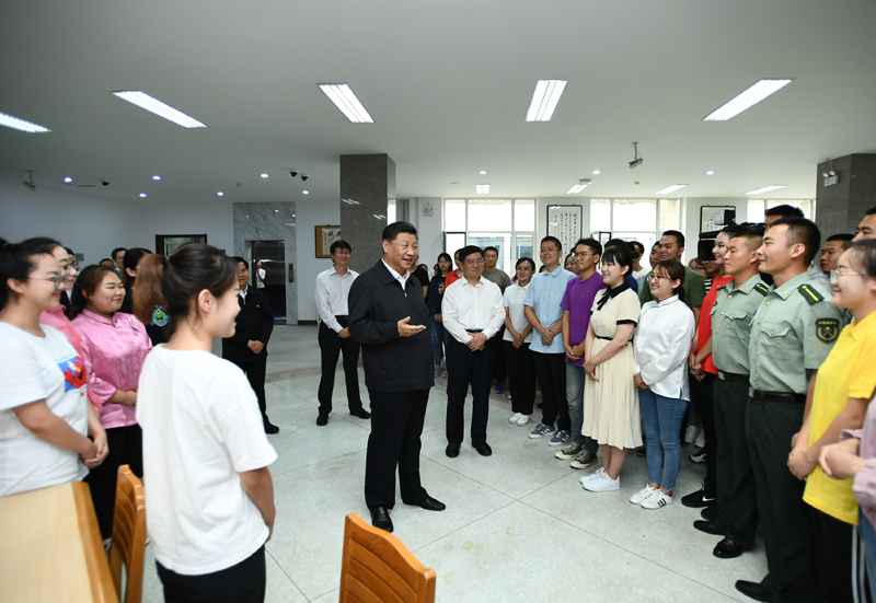 7月15日至16日，中共中央總書記、國家主席、中央軍委主席習(xí)近平在內(nèi)蒙古考察并指導(dǎo)開展“不忘初心、牢記使命”主題教育。這是16日上午，習(xí)近平在內(nèi)蒙古大學(xué)圖書館同學(xué)生們親切交談，勉勵他們志存高遠(yuǎn)、腳踏實(shí)地、發(fā)奮圖強(qiáng)。