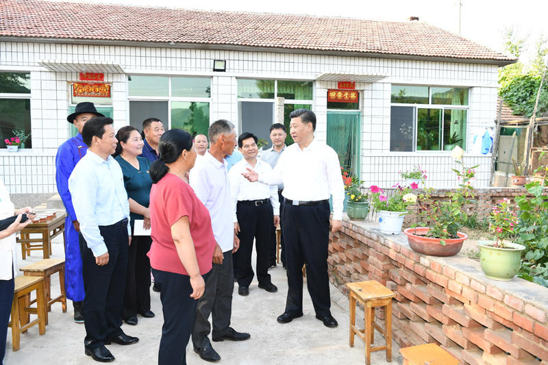 7月15日至16日，中共中央總書記、國家主席、中央軍委主席習(xí)近平在內(nèi)蒙古考察并指導(dǎo)開展“不忘初心、牢記使命”主題教育。這是15日下午，習(xí)近平在赤峰市喀喇沁旗河南街道馬鞍山村村民張國利家，同基層干部群眾代表親切交流。