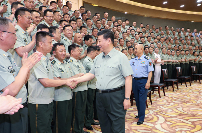 7月15日至16日，中共中央總書記、國家主席、中央軍委主席習(xí)近平在內(nèi)蒙古考察并指導(dǎo)開展“不忘初心、牢記使命”主題教育。這是16日上午，習(xí)近平在呼和浩特親切接見駐內(nèi)蒙古部隊(duì)副師職以上領(lǐng)導(dǎo)干部和團(tuán)級單位主官，代表黨中央和中央軍委向駐內(nèi)蒙古部隊(duì)全體官兵致以誠摯問候。