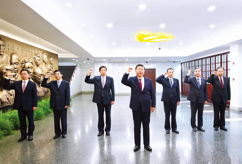 　2017年10月31日，中共中央總書記、國家主席、中央軍委主席習近平帶領(lǐng)中共中央政治局常委李克強、栗戰(zhàn)書、汪洋、王滬寧、趙樂際、韓正，瞻仰上海中共一大會址和浙江嘉興南湖紅船。這是31日上午，在上海中共一大會址紀念館，習近平帶領(lǐng)其他中共中央政治局常委同志一起重溫入黨誓詞。 新華社記者 蘭紅光/攝