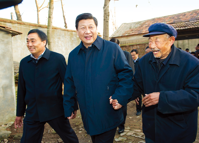 　2013年11月24日至28日，中共中央總書記、國家主席、中央軍委主席習近平在山東考察。 這是25日下午，習近平在地處沂蒙老區(qū)的臨沭縣曹莊鎮(zhèn)朱村親切地拉著83歲的“老支前”王克昌的手去他家看望。 新華社記者 謝環(huán)馳/攝