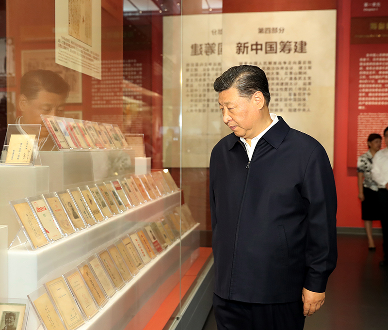 9月12日，中共中央總書記、國家主席、中央軍委主席習(xí)近平視察中共中央北京香山革命紀念地。這是習(xí)近平在香山革命紀念館參觀《為新中國奠基》主題展覽。