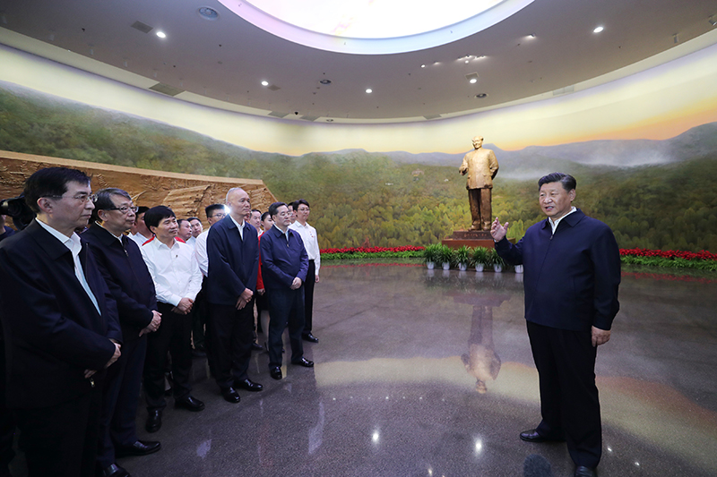 9月12日，中共中央總書記、國家主席、中央軍委主席習(xí)近平視察中共中央北京香山革命紀念地。這是習(xí)近平在香山革命紀念館參觀《為新中國奠基》主題展覽，并發(fā)表重要講話。