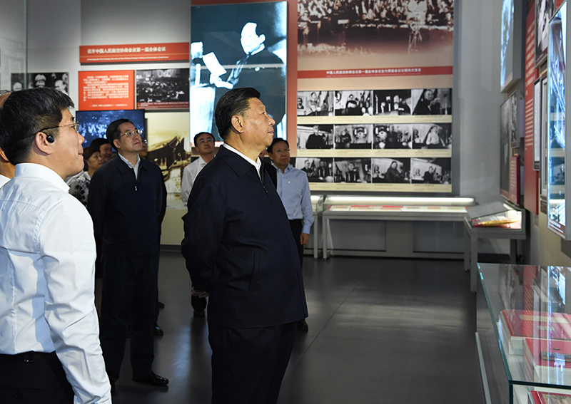 9月12日，中共中央總書記、國家主席、中央軍委主席習(xí)近平視察中共中央北京香山革命紀念地。這是習(xí)近平在香山革命紀念館參觀《為新中國奠基》主題展覽。