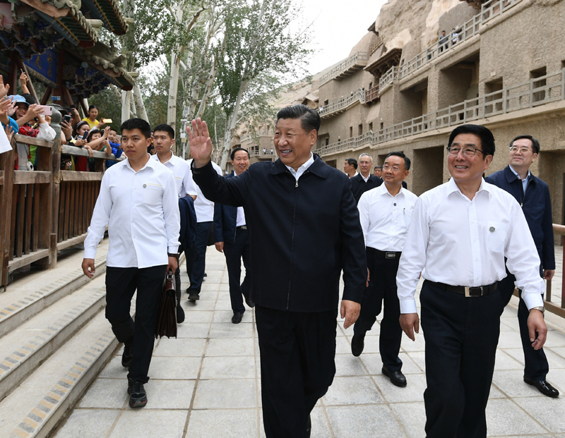 8月19日至22日，中共中央總書記、國家主席、中央軍委主席習(xí)近平在甘肅考察。這是19日下午，習(xí)近平在敦煌莫高窟考察調(diào)研時(shí)，向正在參觀的游客親切招手致意。