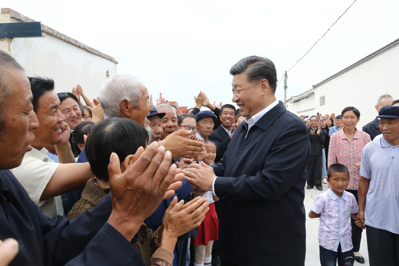 8月19日至22日，中共中央總書記、國家主席、中央軍委主席習(xí)近平在甘肅考察。這是21日上午，習(xí)近平在武威市古浪縣黃花灘生態(tài)移民區(qū)富民新村同村民親切交談。