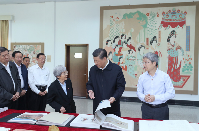 8月19日至22日，中共中央總書記、國家主席、中央軍委主席習(xí)近平在甘肅考察。這是19日下午，習(xí)近平在敦煌研究院察看珍藏文物和學(xué)術(shù)成果展示，了解文物保護(hù)和研究、弘揚(yáng)優(yōu)秀歷史文化情況。