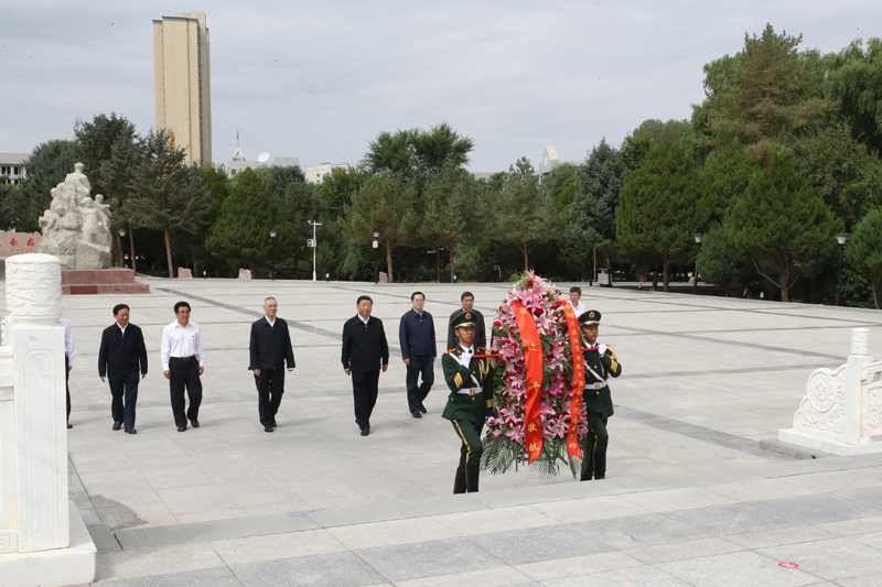 8月19日至22日，中共中央總書記、國家主席、中央軍委主席習(xí)近平在甘肅考察。這是20日上午，習(xí)近平來到張掖市高臺縣，瞻仰中國工農(nóng)紅軍西路軍紀(jì)念碑，向革命先烈敬獻(xiàn)花籃。