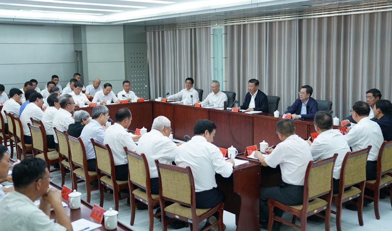 8月19日至22日，中共中央總書記、國家主席、中央軍委主席習(xí)近平在甘肅考察。這是19日下午，習(xí)近平在敦煌研究院同有關(guān)專家、學(xué)者和文化單位代表座談并發(fā)表重要講話。