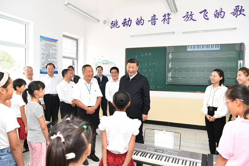 8月19日至22日，中共中央總書記、國家主席、中央軍委主席習(xí)近平在甘肅考察。這是21日上午，習(xí)近平在武威市古浪縣黃花灘生態(tài)移民區(qū)富民新村富民小學(xué)的音樂教室，認(rèn)真觀看正在進(jìn)行的音樂課教學(xué)。