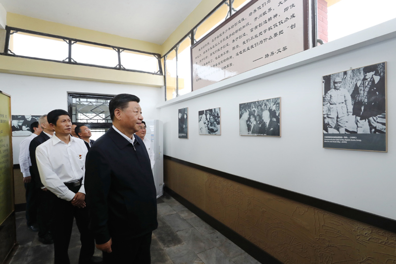 8月19日至22日，中共中央總書記、國家主席、中央軍委主席習(xí)近平在甘肅考察。這是20日下午，習(xí)近平在張掖市山丹培黎學(xué)校參觀學(xué)校創(chuàng)辦人路易·艾黎故居。