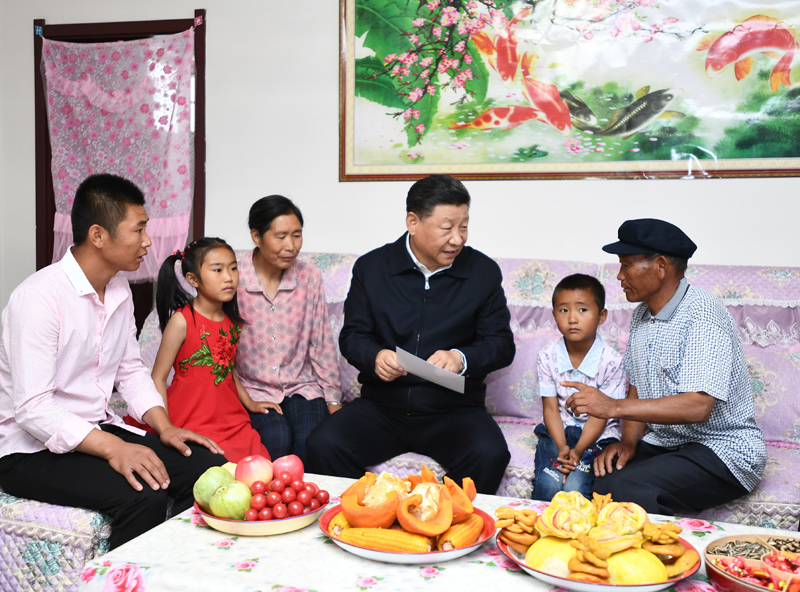 8月19日至22日，中共中央總書記、國家主席、中央軍委主席習(xí)近平在甘肅考察。這是21日上午，習(xí)近平在武威市古浪縣黃花灘生態(tài)移民區(qū)富民新村村民李應(yīng)川家，同李應(yīng)川一家拉家常。