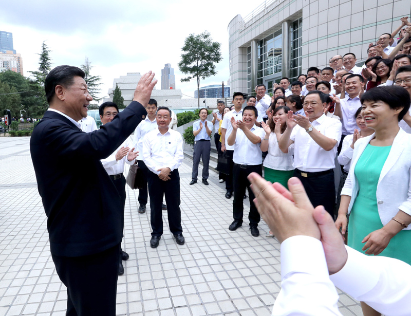 8月19日至22日，中共中央總書記、國家主席、中央軍委主席習(xí)近平在甘肅考察。這是21日下午，習(xí)近平在讀者出版集團(tuán)有限公司同工作人員親切交談。