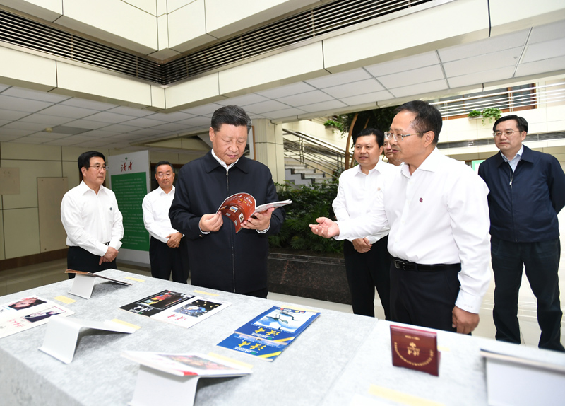 8月19日至22日，中共中央總書記、國家主席、中央軍委主席習(xí)近平在甘肅考察。這是21日下午，習(xí)近平在讀者出版集團(tuán)有限公司考察。