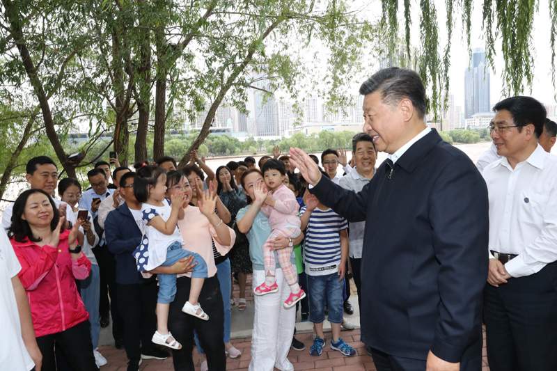 8月19日至22日，中共中央總書記、國家主席、中央軍委主席習(xí)近平在甘肅考察。這是21日下午，習(xí)近平在蘭州市黃河治理蘭鐵泵站項(xiàng)目點(diǎn)同正在休閑的群眾親切交談。
