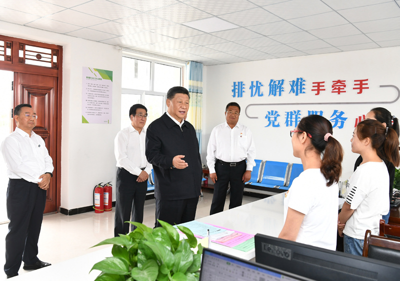 8月19日至22日，中共中央總書記、國家主席、中央軍委主席習(xí)近平在甘肅考察。這是21日上午，習(xí)近平在武威市古浪縣黃花灘生態(tài)移民區(qū)富民新村黨群服務(wù)中心考察。